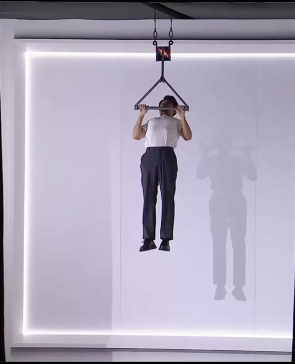 产品经理现场拿荣耀Magic V6做引体向上:折叠屏强度彻底封神