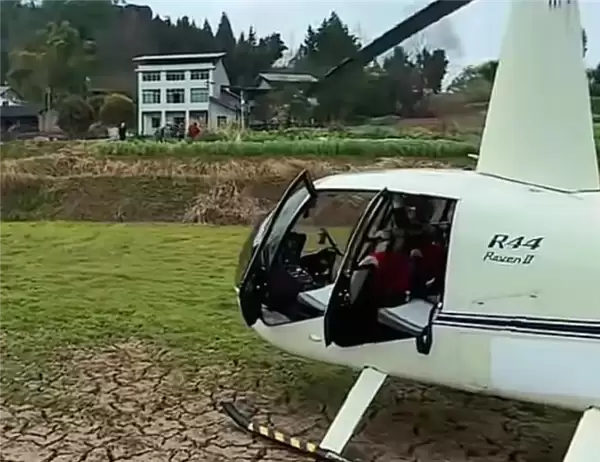 男子开700万飞机送母亲回乡：1小时车程仅飞了10分钟