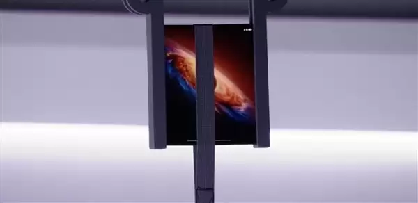 产品经理现场拿荣耀Magic V6做引体向上:折叠屏强度彻底封神