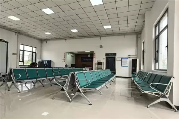 “全国最小火车站”：还没我家大呢！