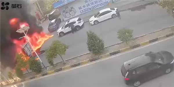 男子大火中淡定掉头致车辆被烧 网友急疯