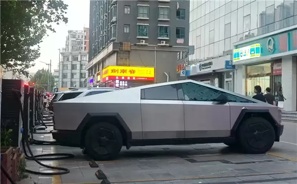 行驶的几百万元!川A绿牌特斯拉Cybertruck现身郑州街头