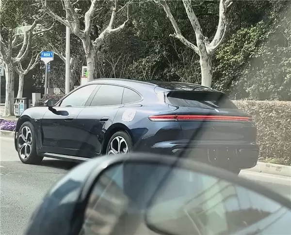 鸿蒙智行首款猎装车 尚酷Z7T无伪实车上路:颜值有爱不