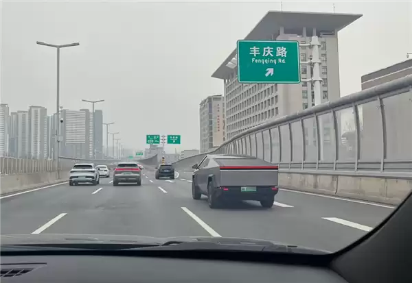 行驶的几百万元!川A绿牌特斯拉Cybertruck现身郑州街头