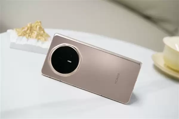 告别贴膜、不怕强光！荣耀Magic V6搭载至臻黑钻屏：行业首发全新镀膜技术