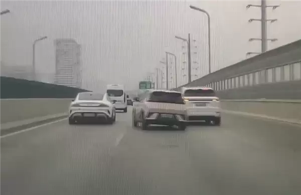 理想车主高架上故意别比亚迪海鸥：连累一旁正常行驶的小米SU7