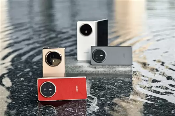 产品经理现场拿荣耀Magic V6做引体向上:折叠屏强度彻底封神