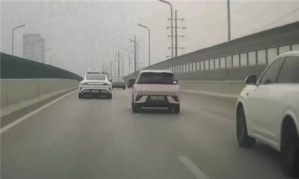 理想车主高架上故意别比亚迪海鸥：连累一旁正常行驶的小米SU7
