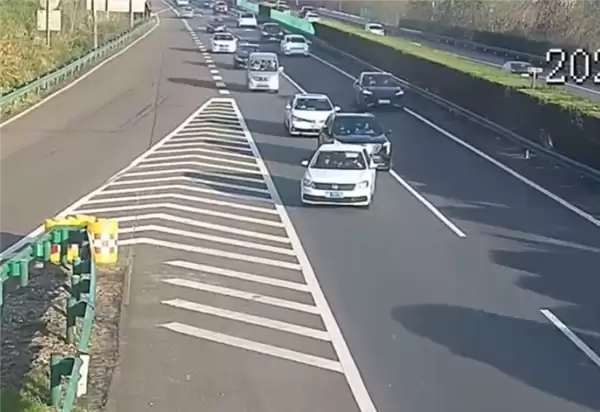 高速错过路口竟直接倒车 女司机:不去主干道就没有关系吗