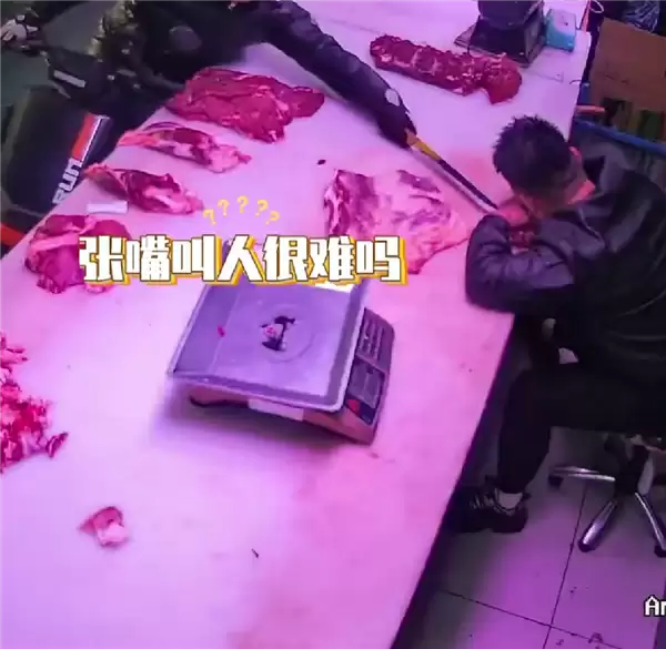 叫醒方式太极端!肉贩打盹遭顾客刀尖戳:对方手直接流血