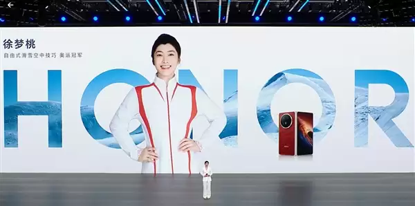 冬奥会冠军徐梦桃夫妇现身荣耀发布会:Magic V6就是冠军产品