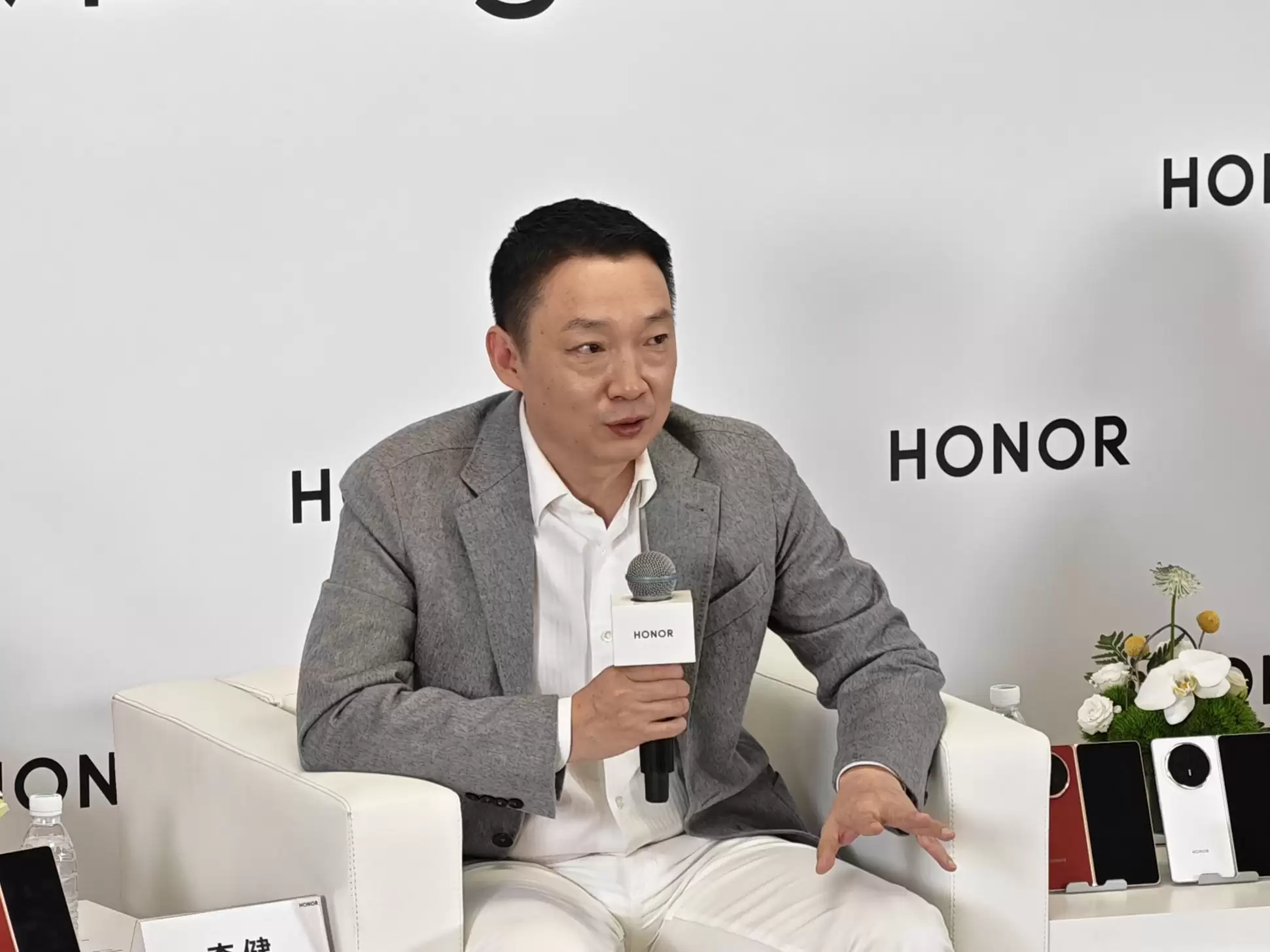 荣耀将考虑在国内推出子品牌，持续推动渠道优化