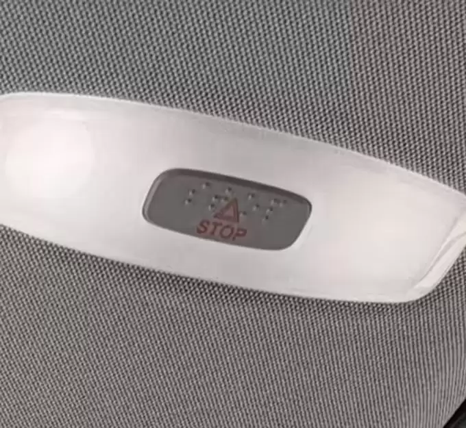 特斯拉Cybercab无人出租车配备盲文标识，方便视障乘客操作