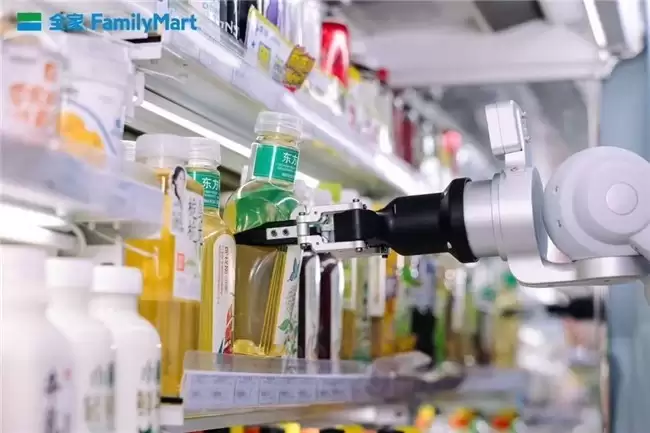 春晚机器人盖博特来啦！来全家FamilyMart 解锁全新智能购物体验