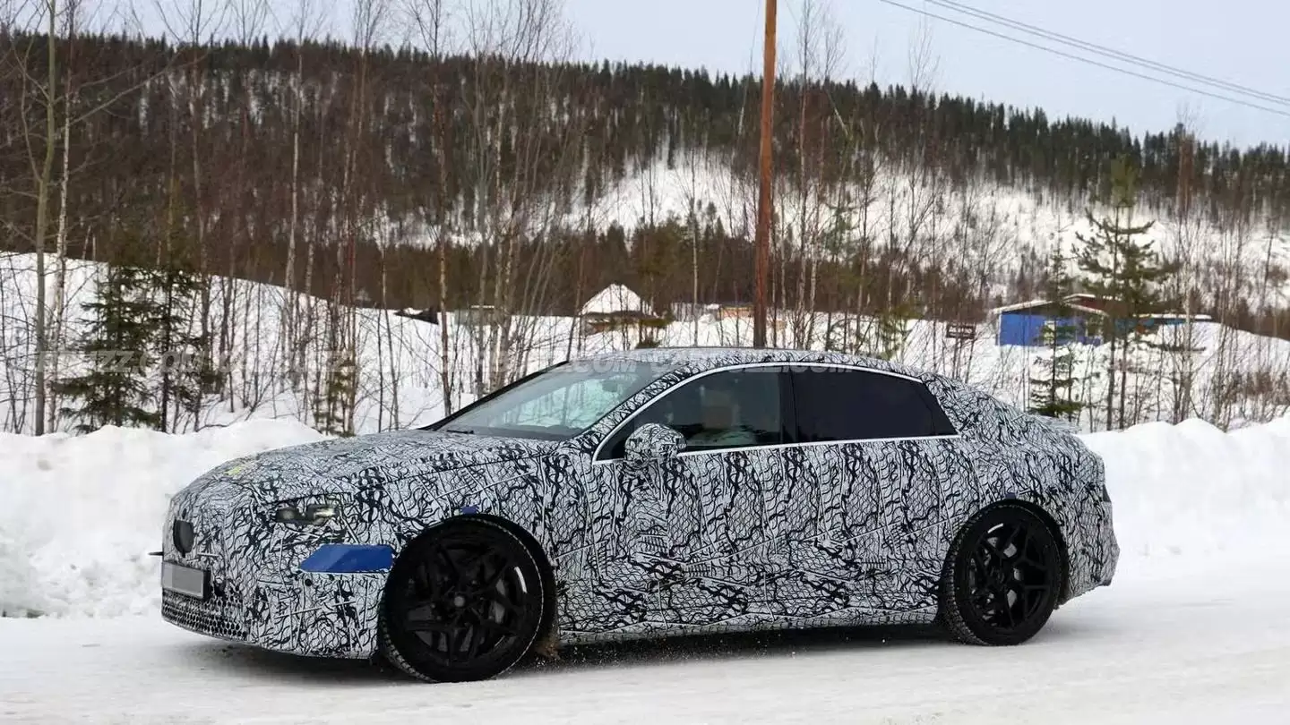 奔驰AMG C级纯电性能轿车路测图曝光