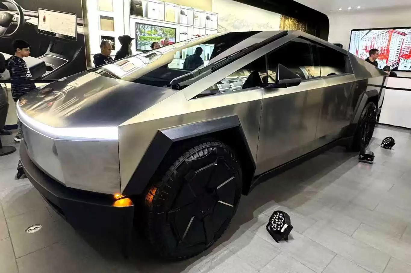 特斯拉因FSD事故被起诉:车主索赔百万,称留用马斯克系过失