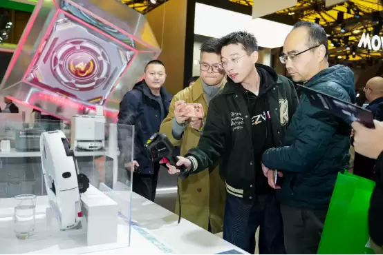 萤石Stella星辰系列震撼发布!全球首创双擎双热活水洗地 解锁AI清洁新高度