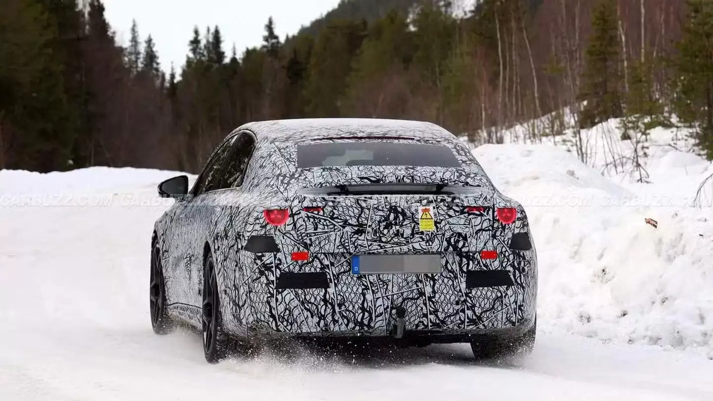 奔驰AMG C级纯电性能轿车路测图曝光