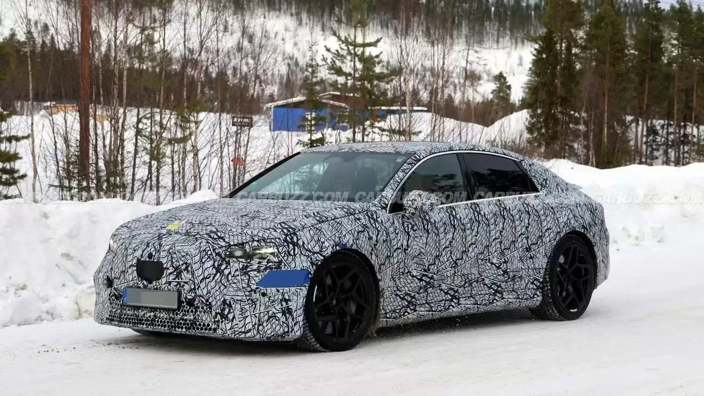 奔驰AMG C级纯电性能轿车路测图曝光