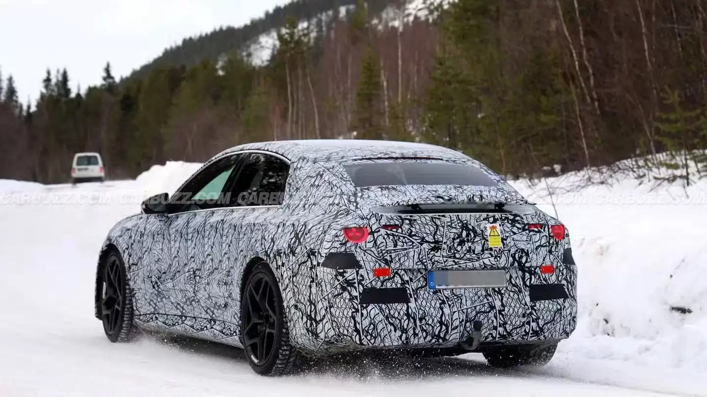 奔驰AMG C级纯电性能轿车路测图曝光