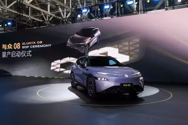 小鹏、大众首款合作车型与俥08量产下线：全系标配VLA智驾 续航超700km