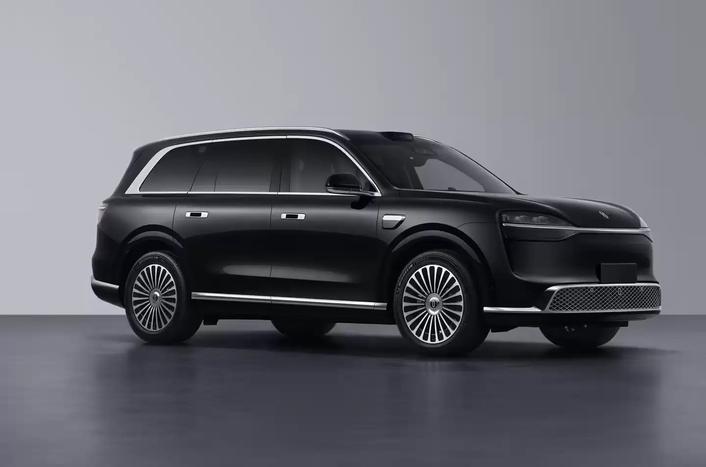 鸿蒙智行新款问界M9工信部申报：换装非隐藏式门把手，可选大饼轮毂