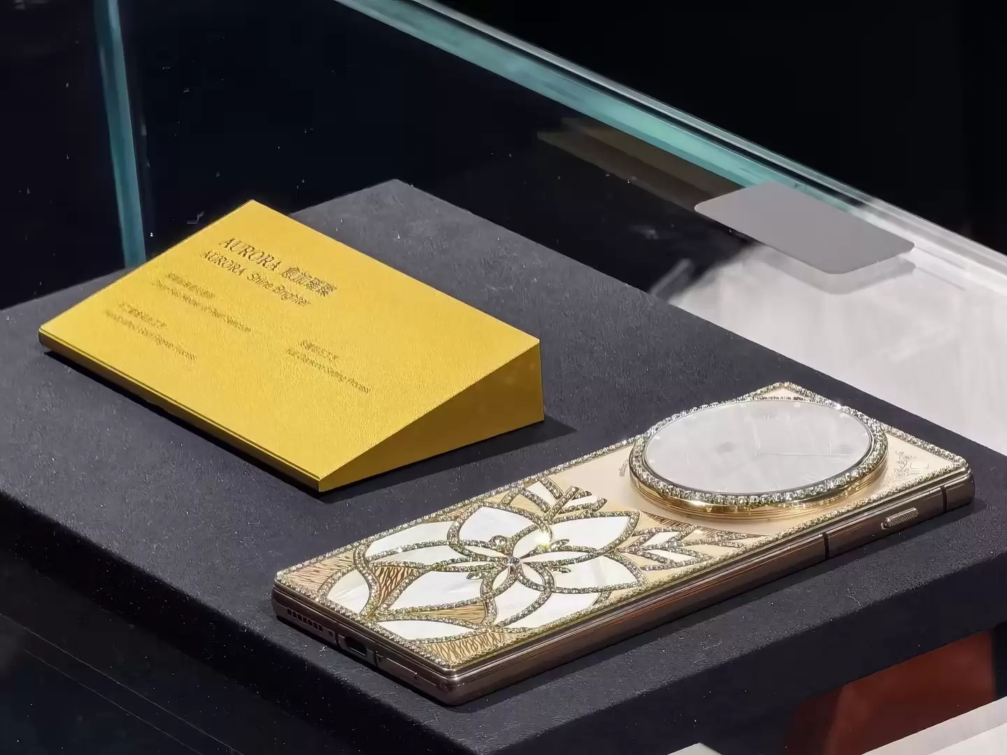 机身无后摄设计！追觅手机AWE首秀：模块化磁吸镜头成最大看点