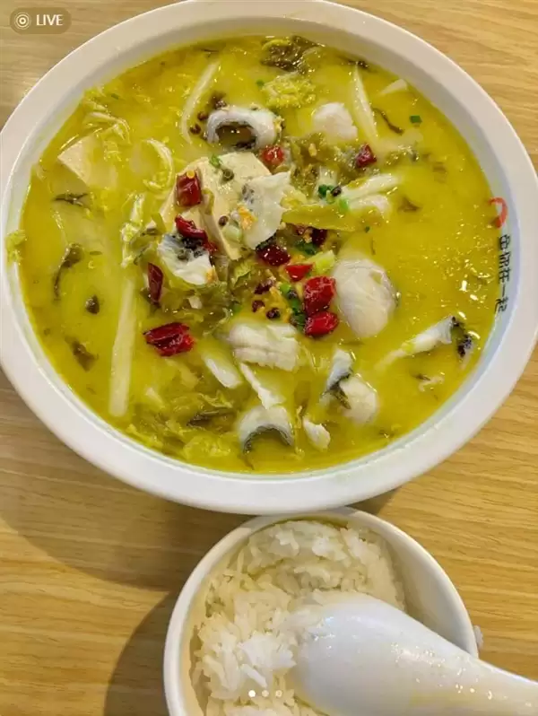 酸菜鱼连锁店菜盆藏3.5cm内增高：顾客被气笑了