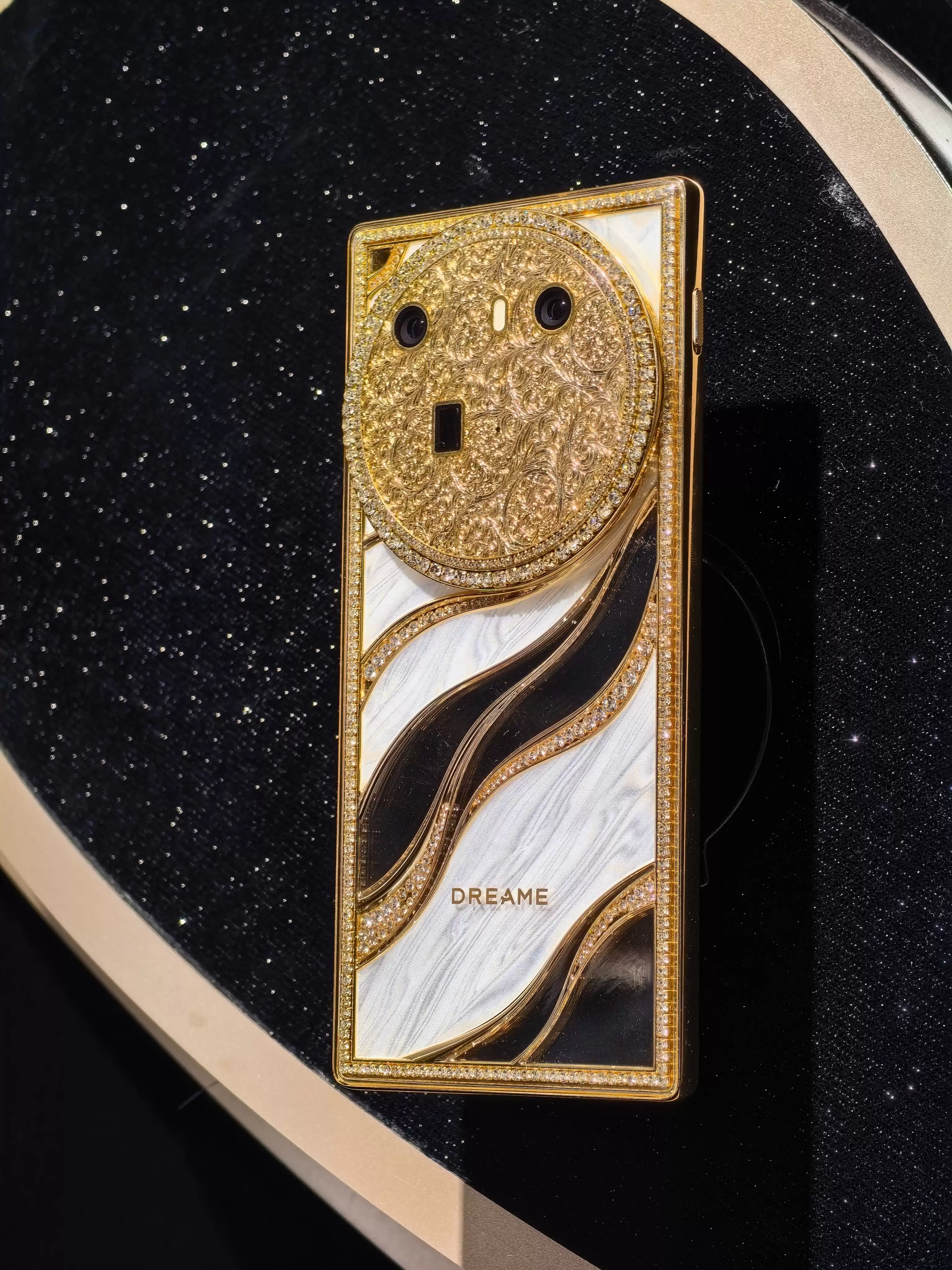 机身无后摄设计！追觅手机AWE首秀：模块化磁吸镜头成最大看点