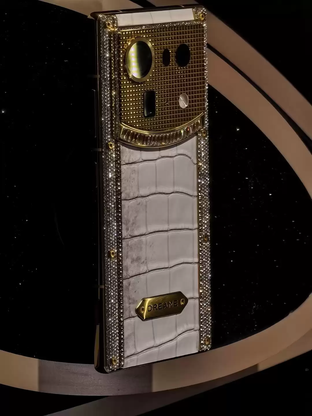 机身无后摄设计！追觅手机AWE首秀：模块化磁吸镜头成最大看点