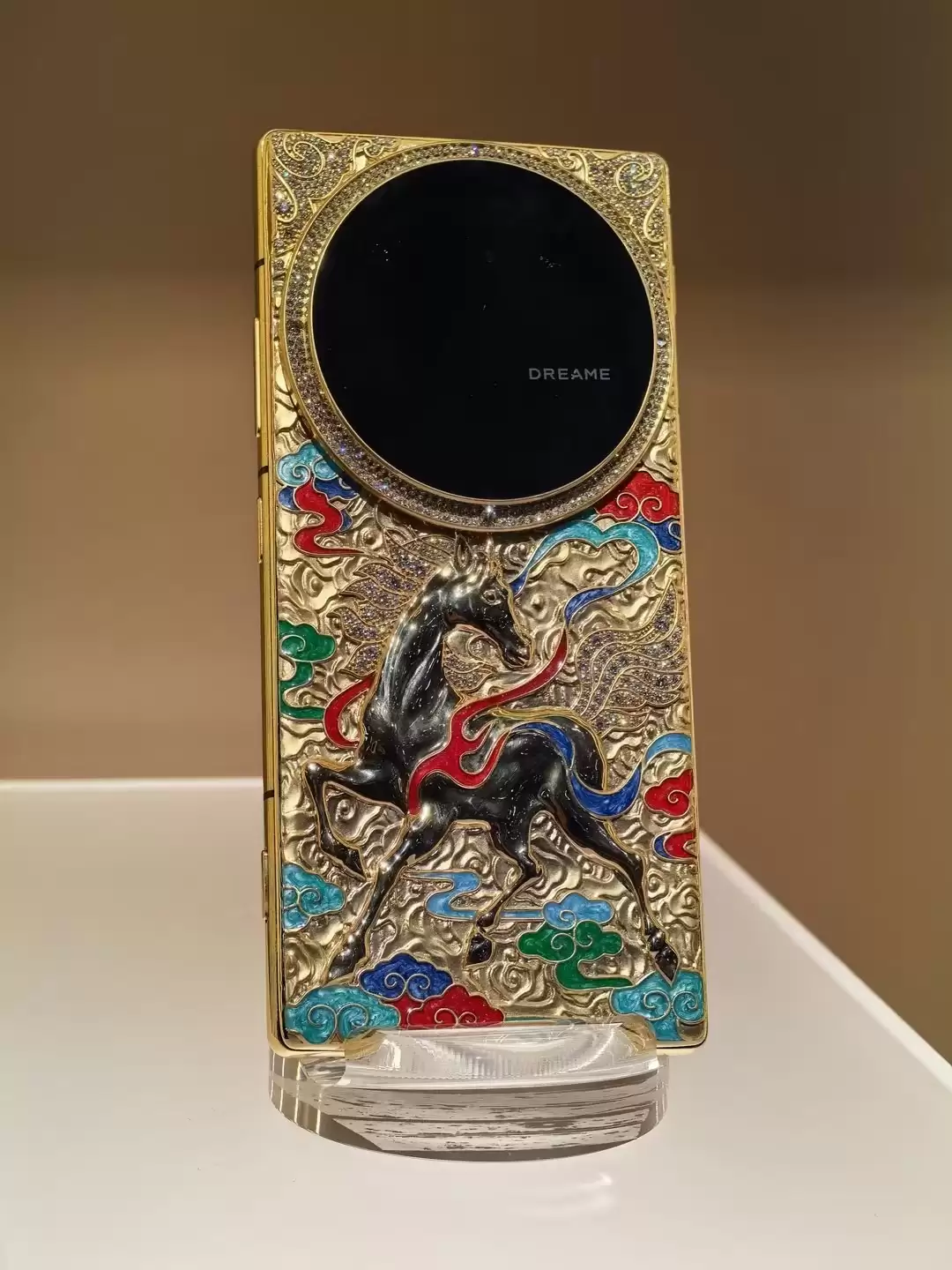 机身无后摄设计！追觅手机AWE首秀：模块化磁吸镜头成最大看点