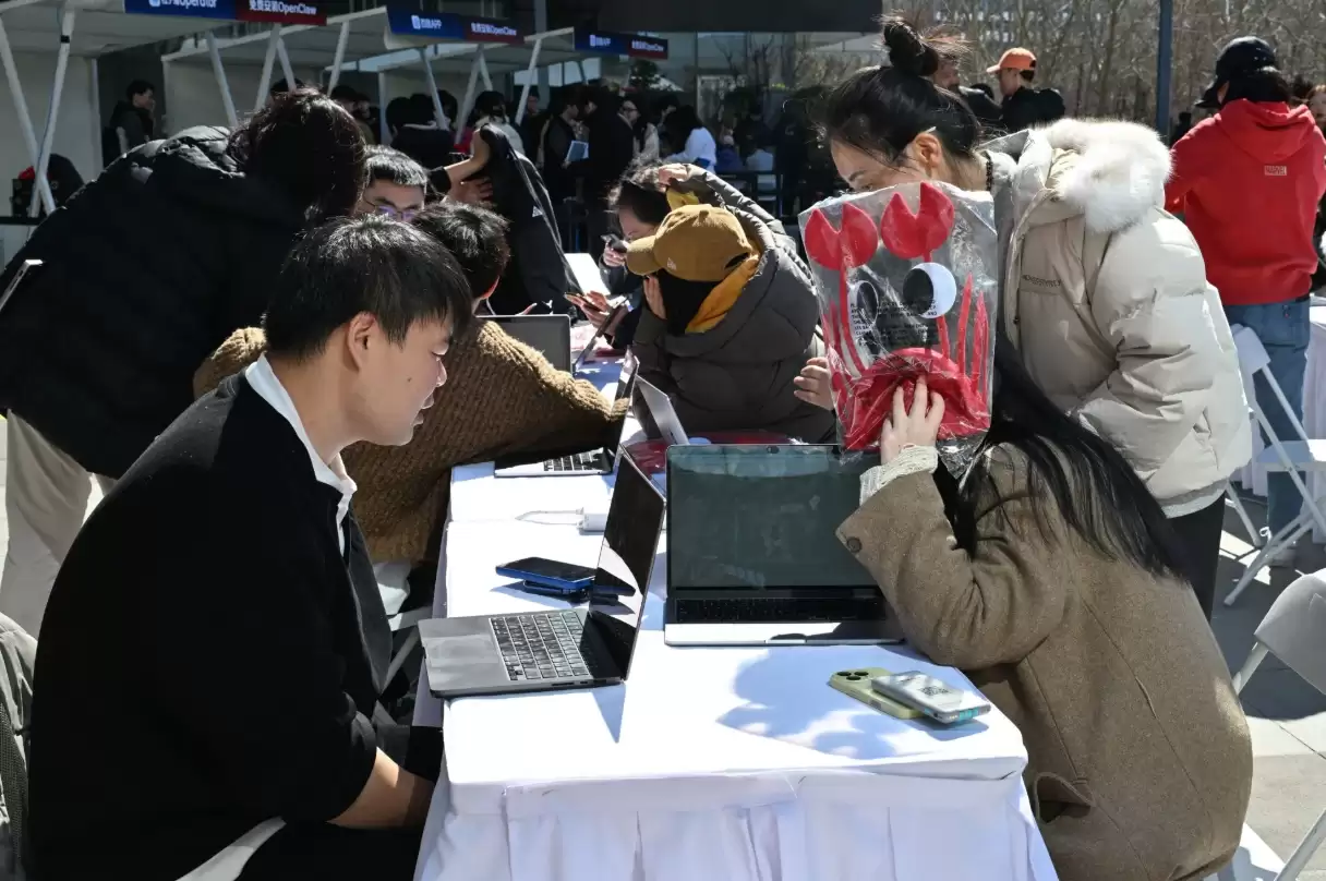 中美AI智能体之争：美国巨头难获用户，中国