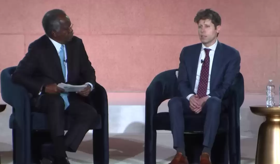 奥特曼点评中美AI牌桌：美国猛攻前沿，中国凭“两张王牌”错位竞争