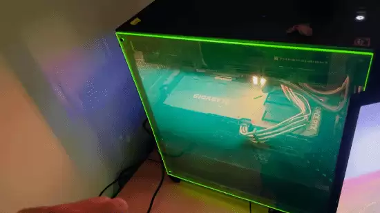 PC玻璃突然炸了！玩家换辐射绿亚克力 效果意外火爆