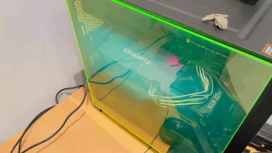 PC玻璃突然炸了！玩家换辐射绿亚克力 效果意外火爆