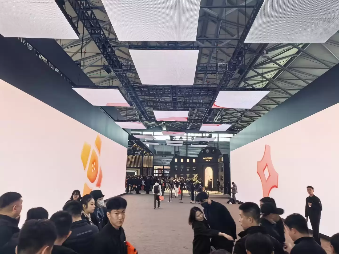 机身无后摄设计！追觅手机AWE首秀：模块化磁吸镜头成最大看点