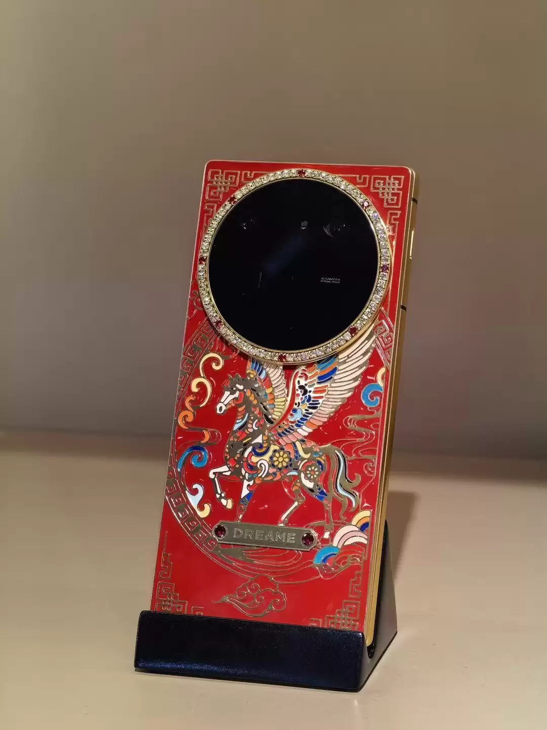 机身无后摄设计！追觅手机AWE首秀：模块化磁吸镜头成最大看点