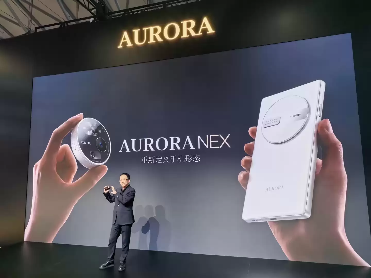 机身无后摄设计！追觅手机AWE首秀：模块化磁吸镜头成最大看点