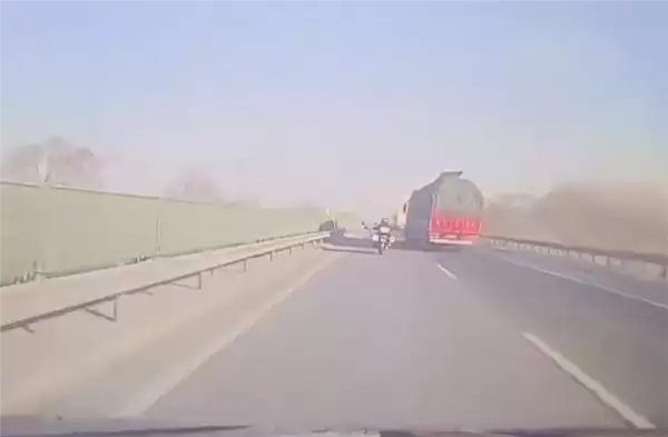 高速上半挂两次恶意别摩托车 官方回应：已找到涉事司机 全责！