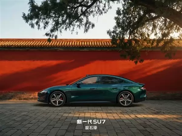 雷军周末工厂加班!晒新一代SU7黛石绿 阴天偏黑超低调