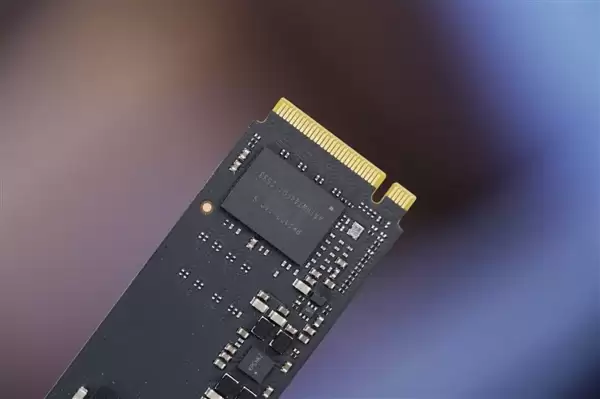 长江存储首款商用PCIe 5.0 SSD！PC550 1TB图赏