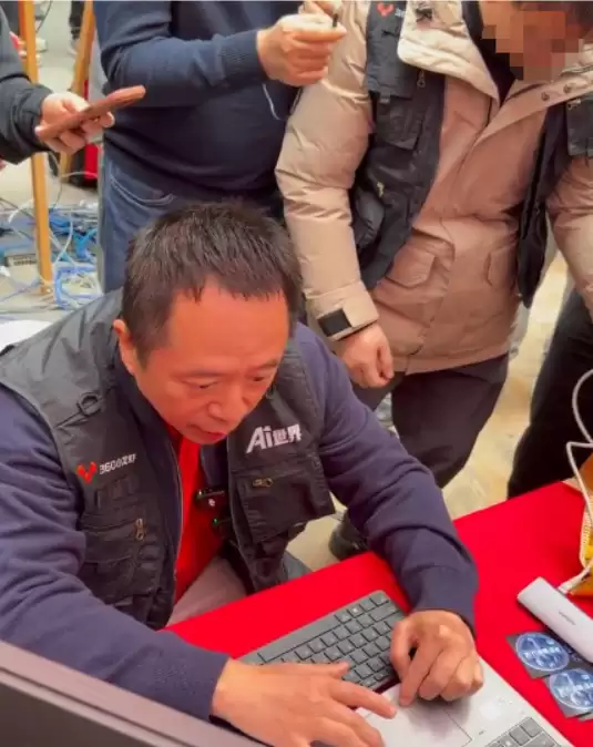 大佬亲自服务！周鸿祎现身360龙虾安装活动  现场上阵为用户安装