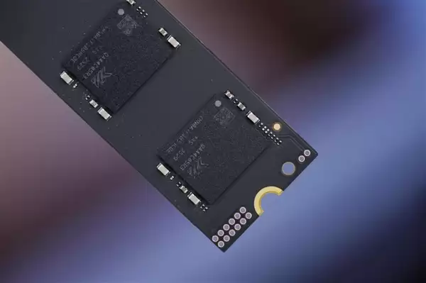 长江存储首款商用PCIe 5.0 SSD！PC550 1TB图赏