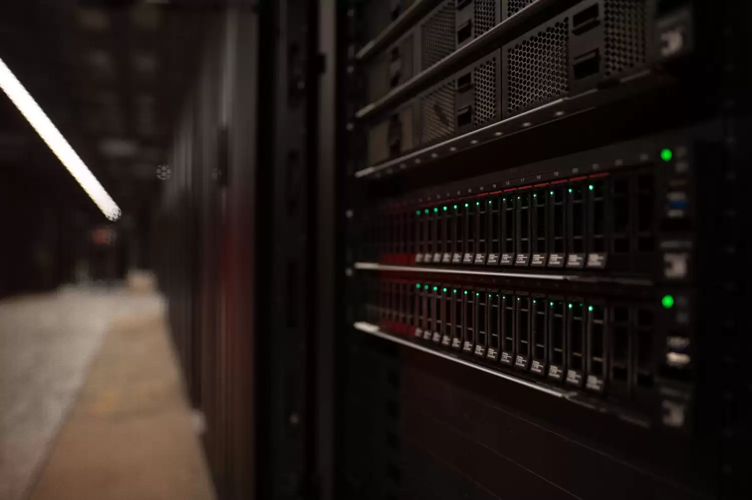 图片包含 电脑, 橱柜, 电子, 人行道AI生成的内容可能不正确。