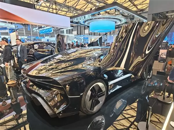 探路发布两款概念车：剪刀门轿跑超拉风 百公里加速1.8秒