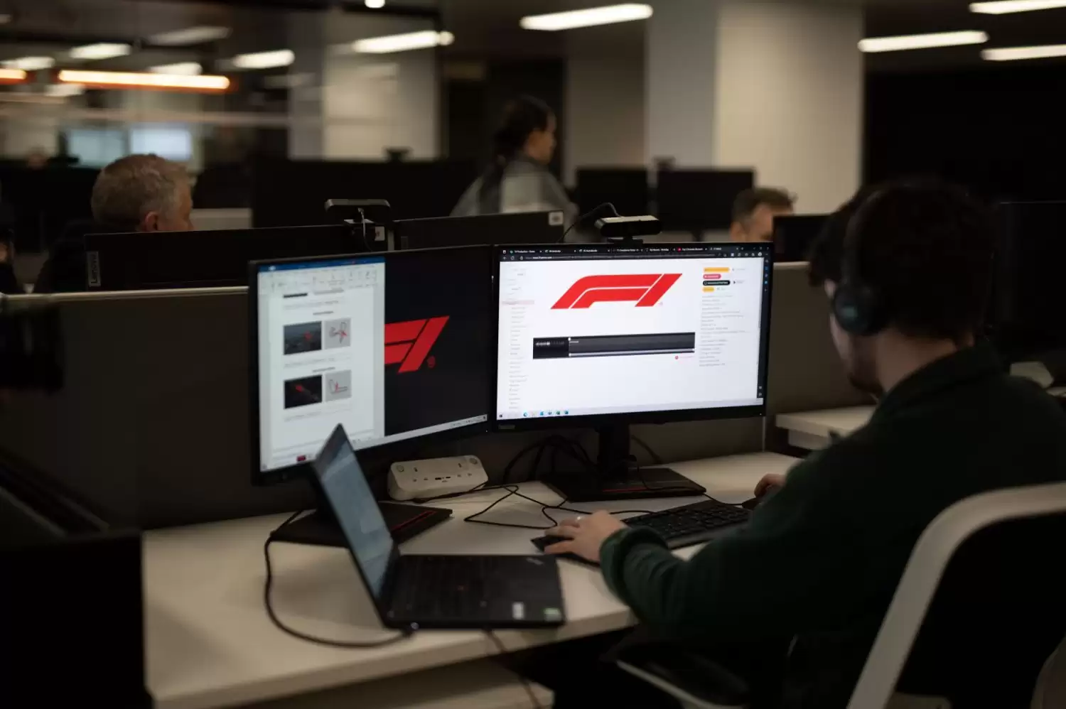 人在玩电脑AI生成的内容可能不正确。