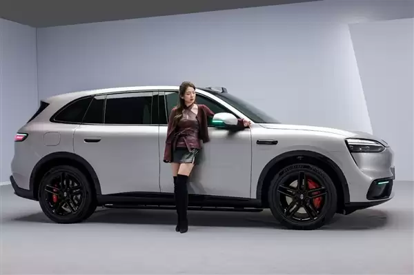 提前锁定大爆款 问界M6内饰曝光：吸引年轻人稳了