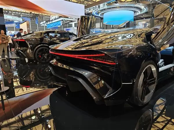 探路发布两款概念车：剪刀门轿跑超拉风 百公里加速1.8秒