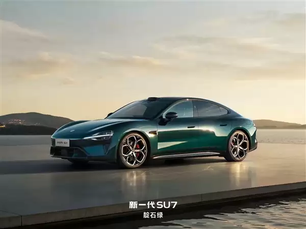 小米汽车第4款绿色来了！新一代SU7璞石绿实拍 雷军：高级而不张扬