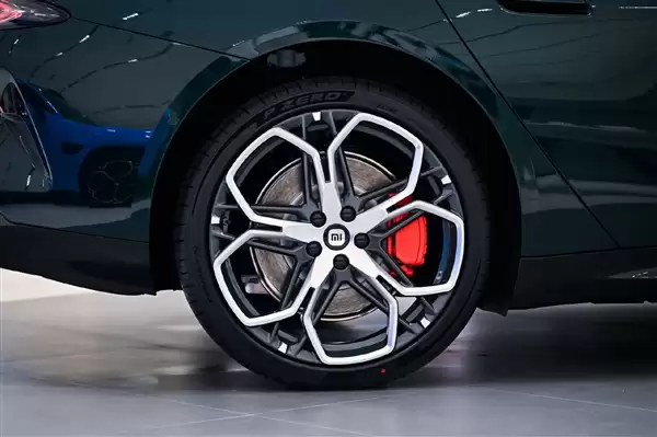 小米汽车第4款绿色来了！新一代SU7璞石绿实拍 雷军：高级而不张扬